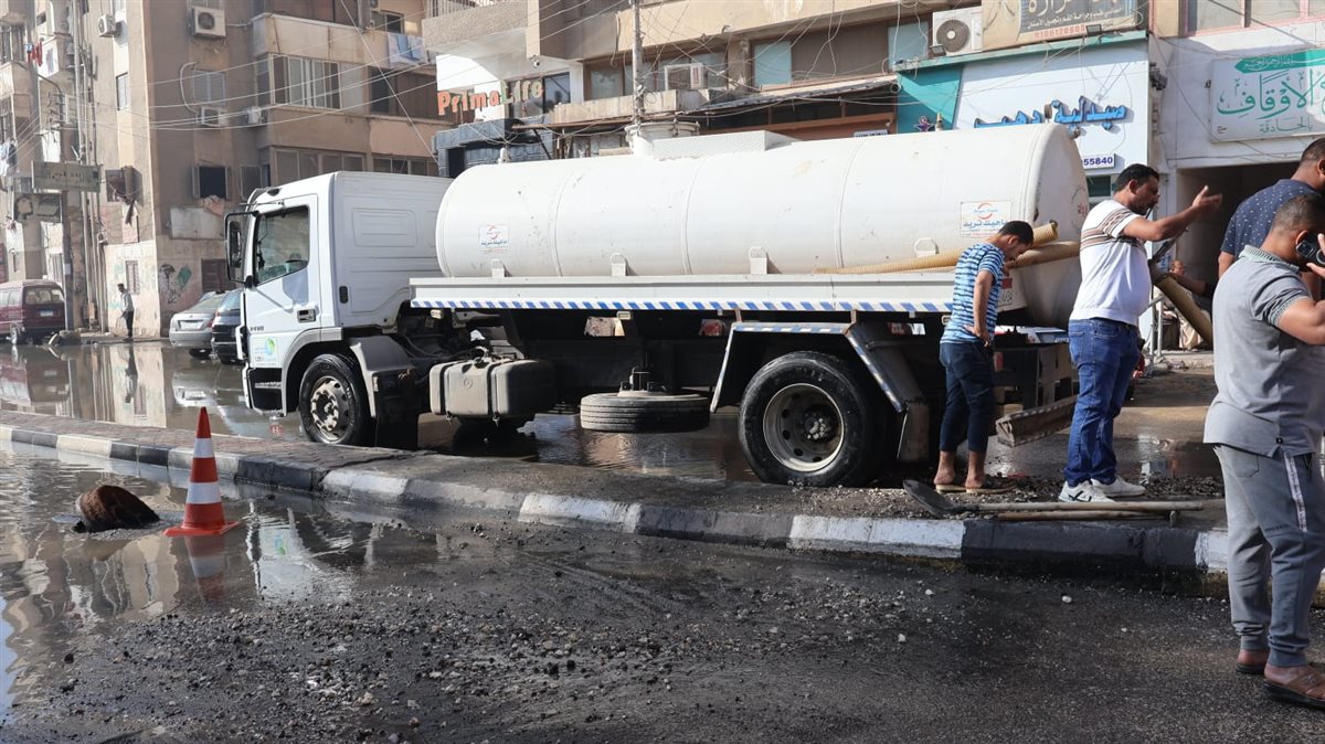 مياه الفيوم: إصلاح كسر طاريء بخط طرد صرف صحي بالحادقة وكسح المياه الناتجة عنه