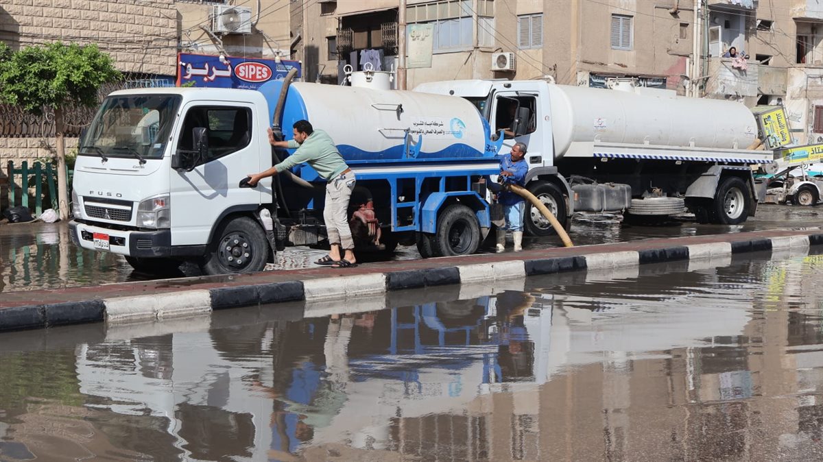 مياه الفيوم: إصلاح كسر طاريء بخط طرد صرف صحي بالحادقة وكسح المياه الناتجة عنه