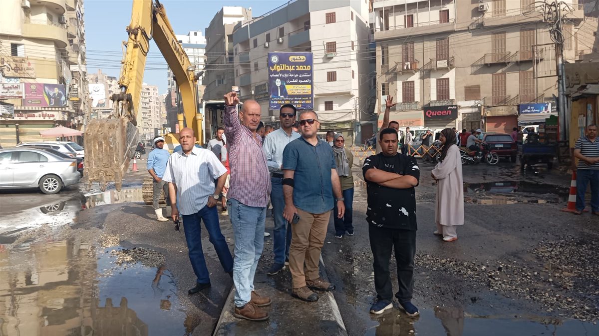 مياه الفيوم: إصلاح كسر طاريء بخط طرد صرف صحي بالحادقة وكسح المياه الناتجة عنه