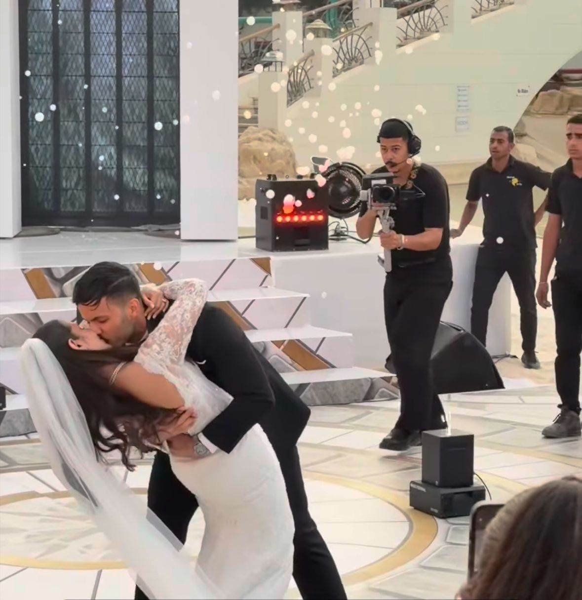 إدوارد يحتفل بحفل زفاف نجله