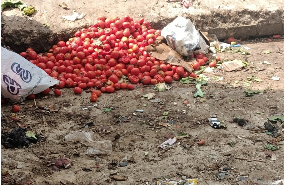 جانب من عشوائية سوق المعهد الديني