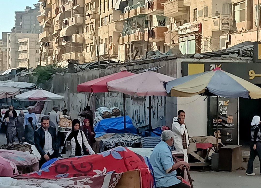 جانب من عشوائية سوق المعهد الديني