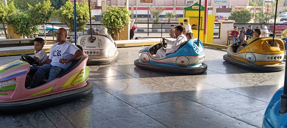مشاهد مبهجة.. الأطفال يتسابقون بالسيارات الكهربائية احتفالًا بعيد الأضحى بالفيوم