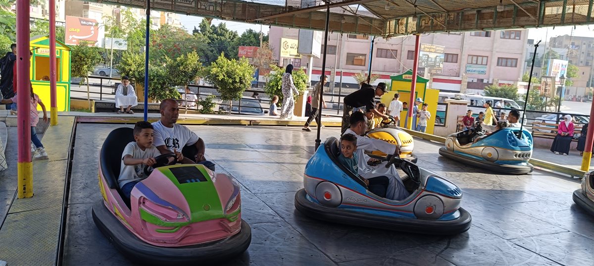 مشاهد مبهجة.. الأطفال يتسابقون بالسيارات الكهربائية احتفالًا بعيد الأضحى بالفيوم