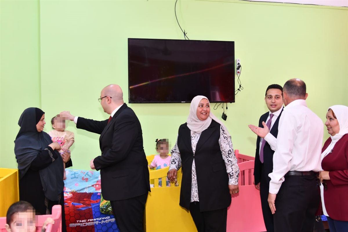 محافظ الفيوم يزور الأطفال الأيتام بجمعية تحسين الصحة لتهنئتهم بعيد الأضحى المبارك