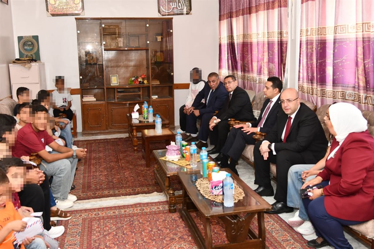محافظ الفيوم يزور الأطفال الأيتام بجمعية تحسين الصحة لتهنئتهم بعيد الأضحى المبارك