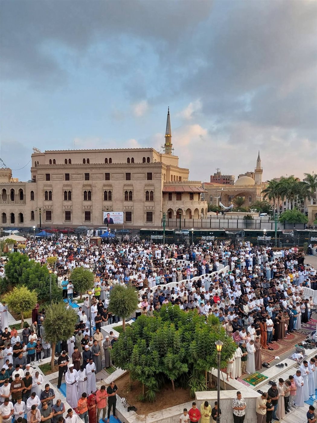 آلاف المواطنين يؤدون صلاة عيد الأضحى بالجامع الأزهر