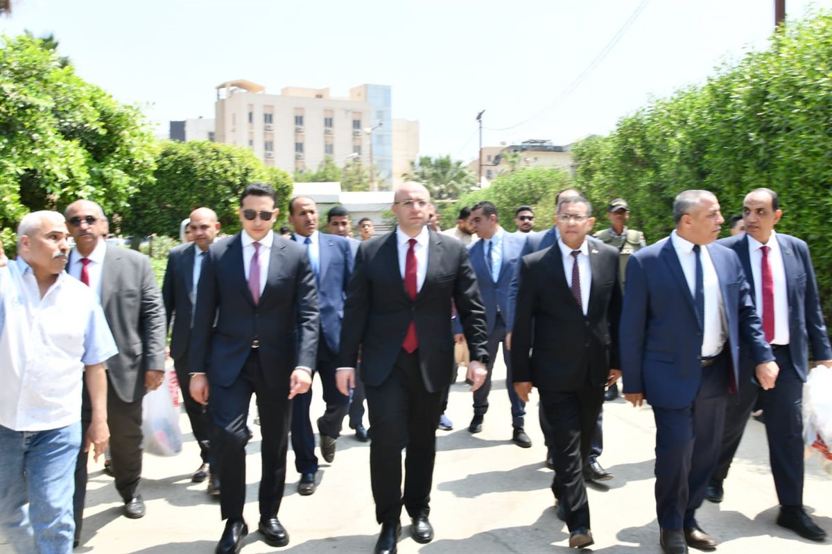 محافظ الفيوم يشارك المواطنين فرحة عيد الأضحى.. ويوزع الهدايا على الأطفال بالحديقة الدولية<br>​