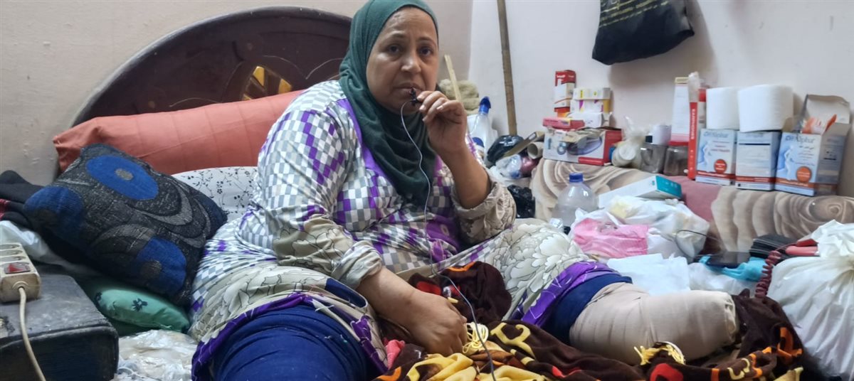 «كل حاجة بعملها على السرير».. مدام أكرام بالفيوم تستغيث بعد 8 سنوات مع داء الفيل : نفسي دكتور يتبنى حالتي