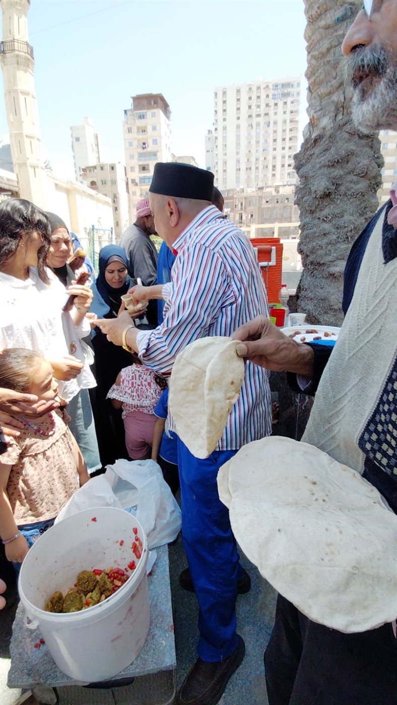 جانب من توزيع الطعام&nbsp;
