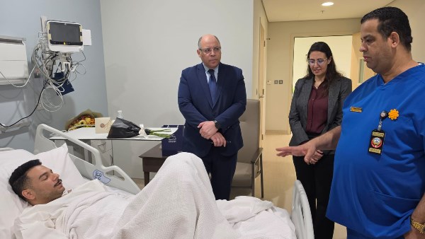 السفير المصري بالكويت يطمئن على المواطن المصري المصاب جراء الهجوم الإيراني &nbsp;على مطار الكويت الدولي