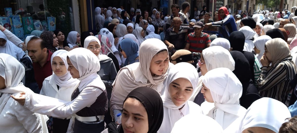 &nbsp;طلاب الشهادة الإعدادية بالفيوم امتحان اللغة الإنجليزية سهل ويارب كل المواد تيجي زيه