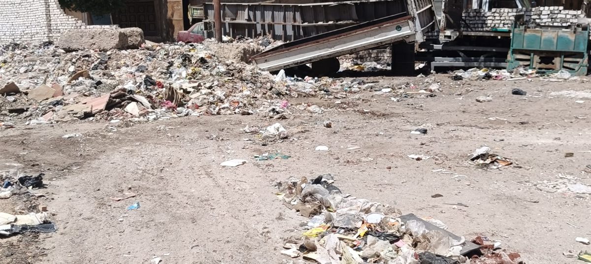 أهالى حى جنوب بالفيوم يستغيثون بالمحافظ .. القمامة جبتلنا الأمراض والطريق مكسر من 7 سنين