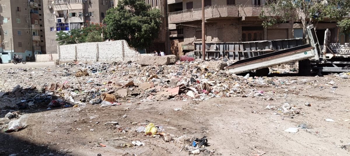 أهالى حى جنوب بالفيوم يستغيثون بالمحافظ .. القمامة جبتلنا الأمراض والطريق مكسر من 7 سنين