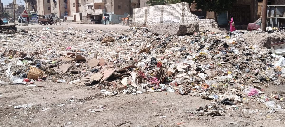 أهالى حى جنوب بالفيوم يستغيثون بالمحافظ .. القمامة جبتلنا الأمراض والطريق مكسر من 7 سنين
