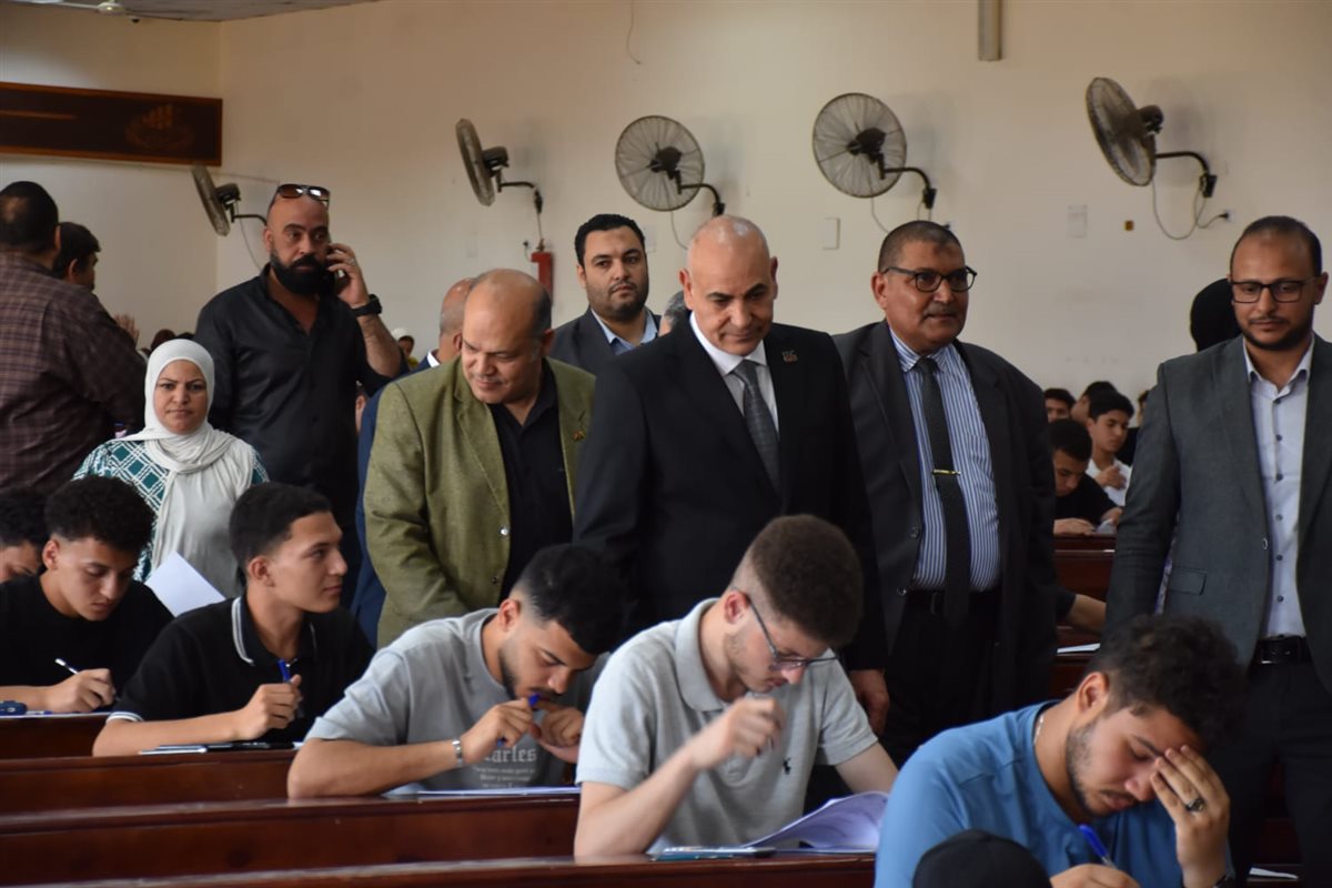 جانب من متابعة رئيس جامعة مدينة السادات للامتحانات