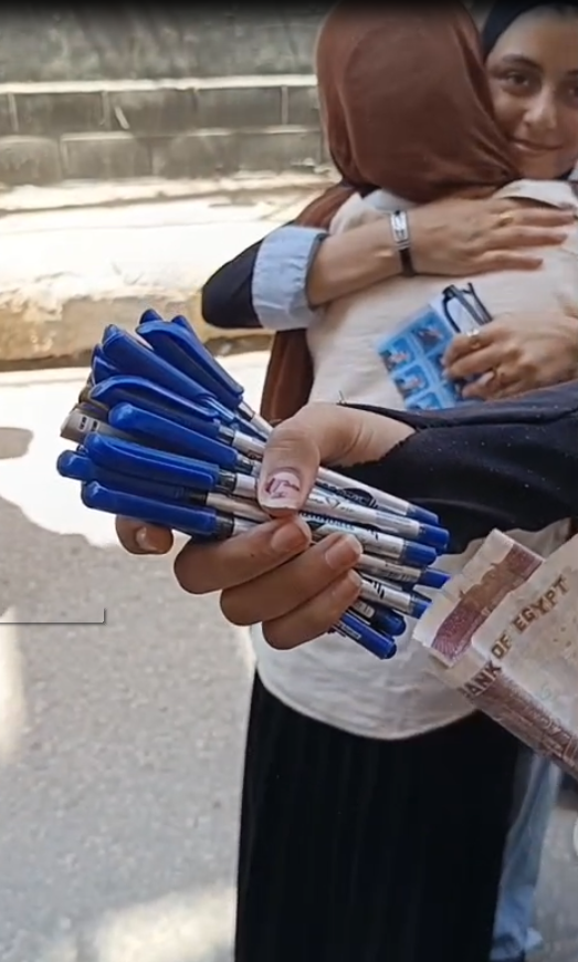 بين الضحكات والذكريات... طالبة بالشهادة الإعدادية بالفيوم تجمع الأقلام من صديقاتها بعد آخر امتحان