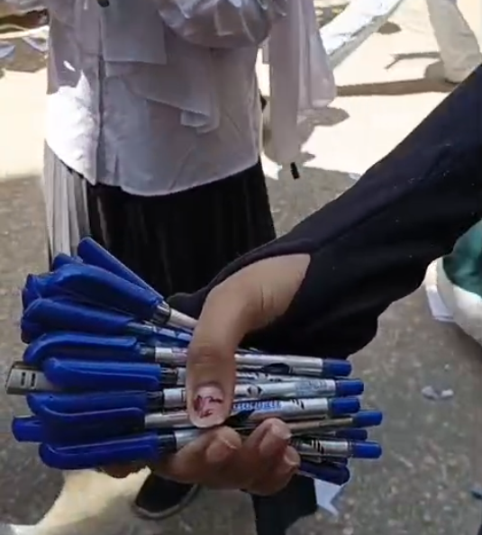 بين الضحكات والذكريات... طالبة بالشهادة الإعدادية بالفيوم تجمع الأقلام من صديقاتها بعد آخر امتحان