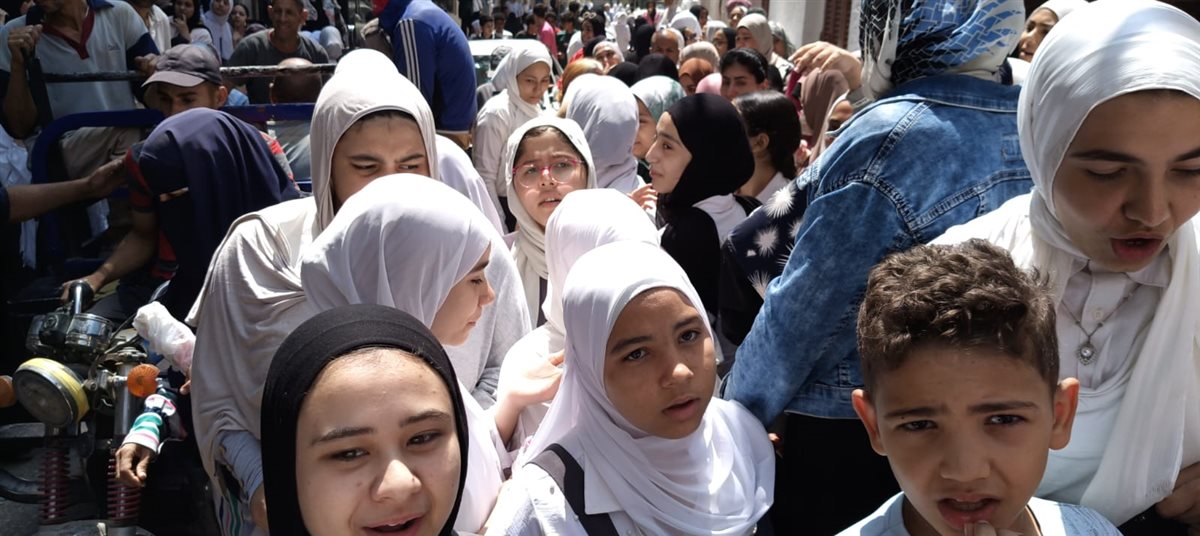 بين الضحكات والذكريات... طالبة بالشهادة الإعدادية بالفيوم تجمع الأقلام من صديقاتها بعد آخر امتحان
