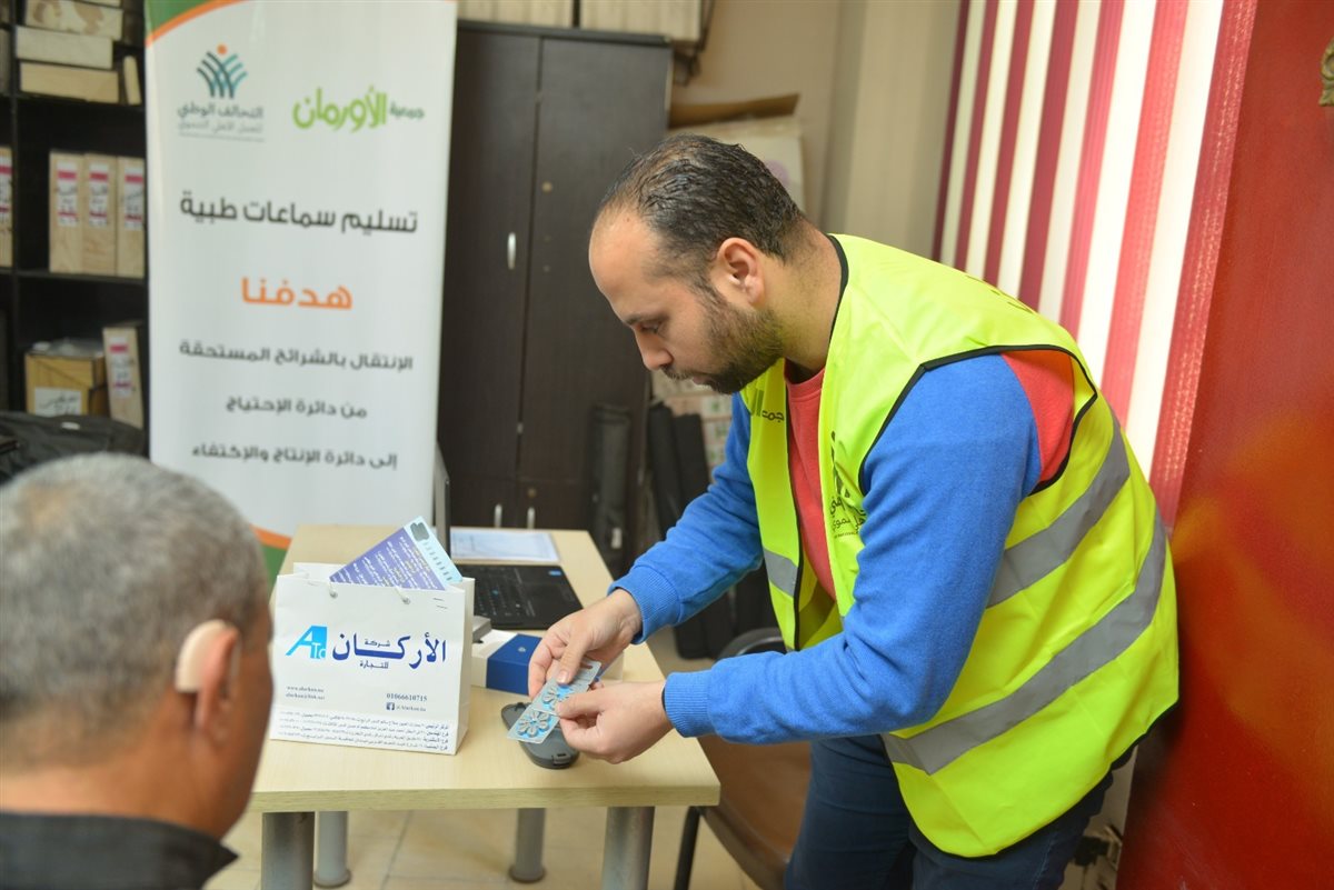 دعماً لذوى الهمم... تسليم سماعات طبية بقرى ونجوع محافظة الفيوم
