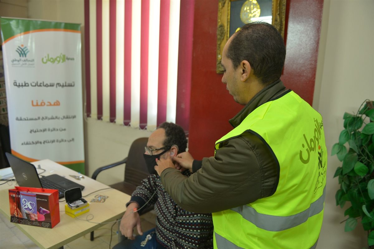دعماً لذوى الهمم... تسليم سماعات طبية بقرى ونجوع محافظة الفيوم