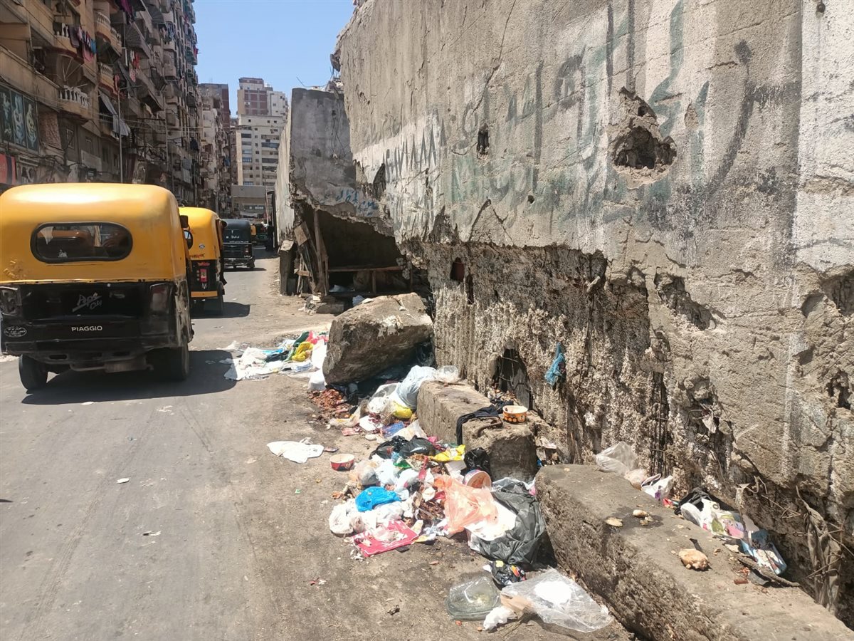 جانب من انتشار القمامة بمنطقة العصافرة