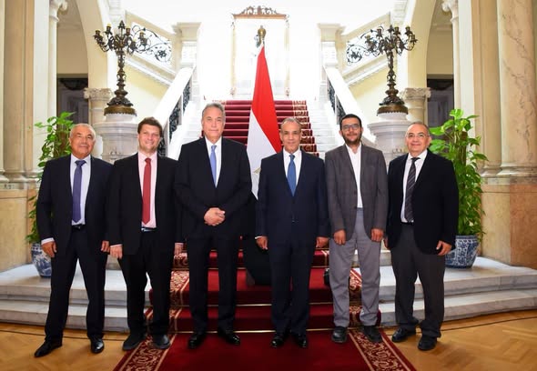 <strong>وزير الخارجية يلتقي الوفد الطبي المصري العائد من تنزانيا وكينيا</strong>