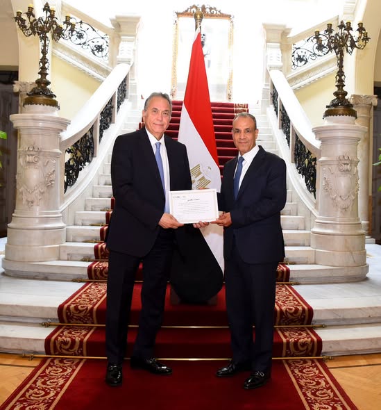 <strong>وزير الخارجية يلتقي الوفد الطبي المصري العائد من تنزانيا وكينيا</strong>