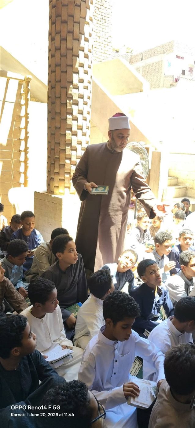 توزيع المصاحف على الكتاتيب