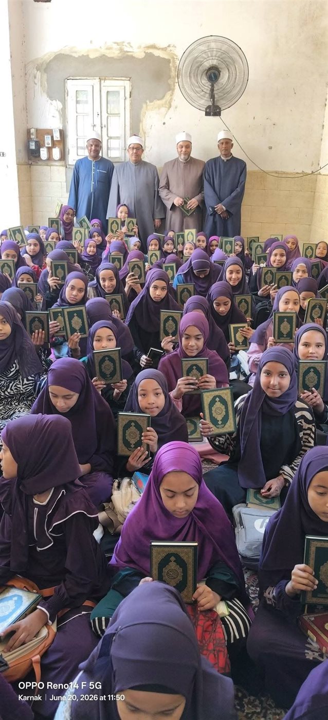توزيع المصاحف على الكتاتيب