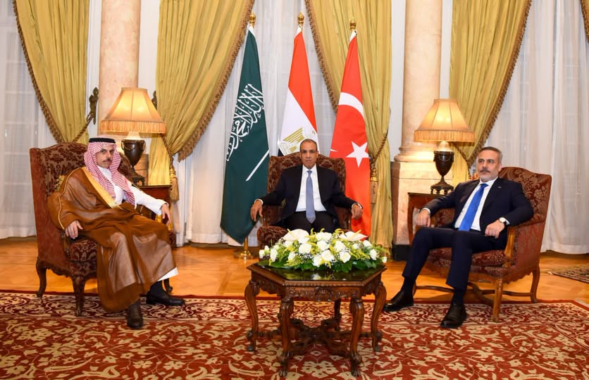 <strong>وزير الخارجية يعقد لقاءً ثلاثياً مع نظيريه السعودي والتركي لبحث التطورات الإقليمية</strong>
