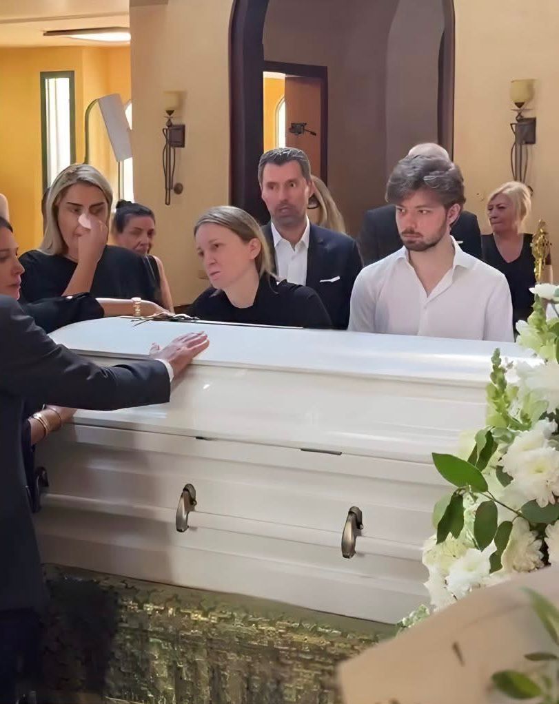 نورا رحال في جنازة نجلها أليكس
