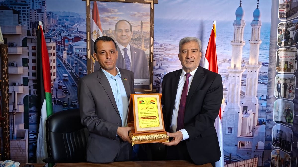 وفد المعاهد الأزهرية يزور مقر اللجنة المصرية في غزة