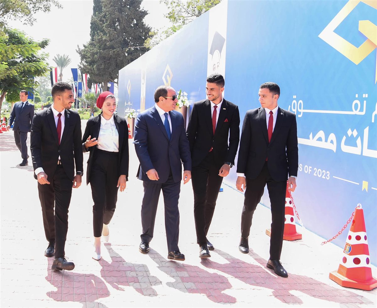 الرئيس السيسي مع الشباب