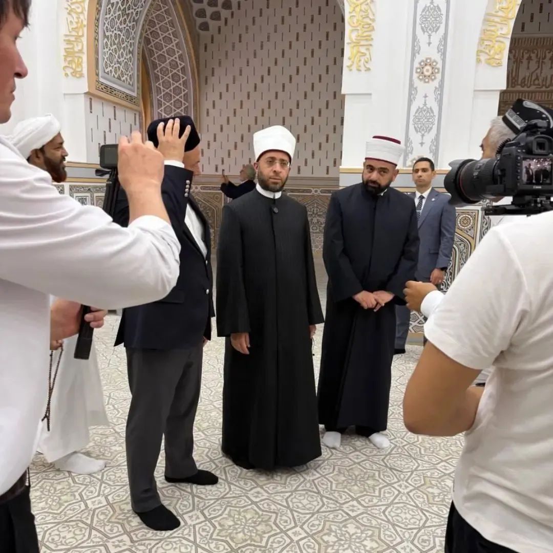 وزير الأوقاف يزور مرقد الإمام الحكيم الترمذي بأوزبكستان