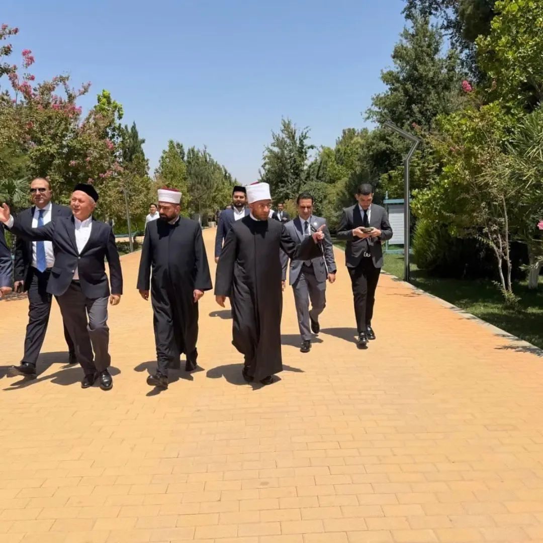 وزير الأوقاف يزور مرقد الإمام الحكيم الترمذي بأوزبكستان