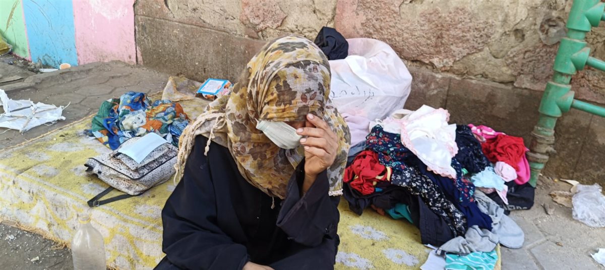 «مش عايزة غير مكان أعيش فيه».. سيدة وصغارها الـ 5 يفترشون الشارع بالفيوم