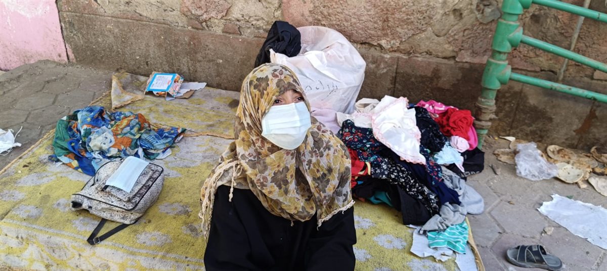 «مش عايزة غير مكان أعيش فيه».. سيدة وصغارها الـ 5 يفترشون الشارع بالفيوم