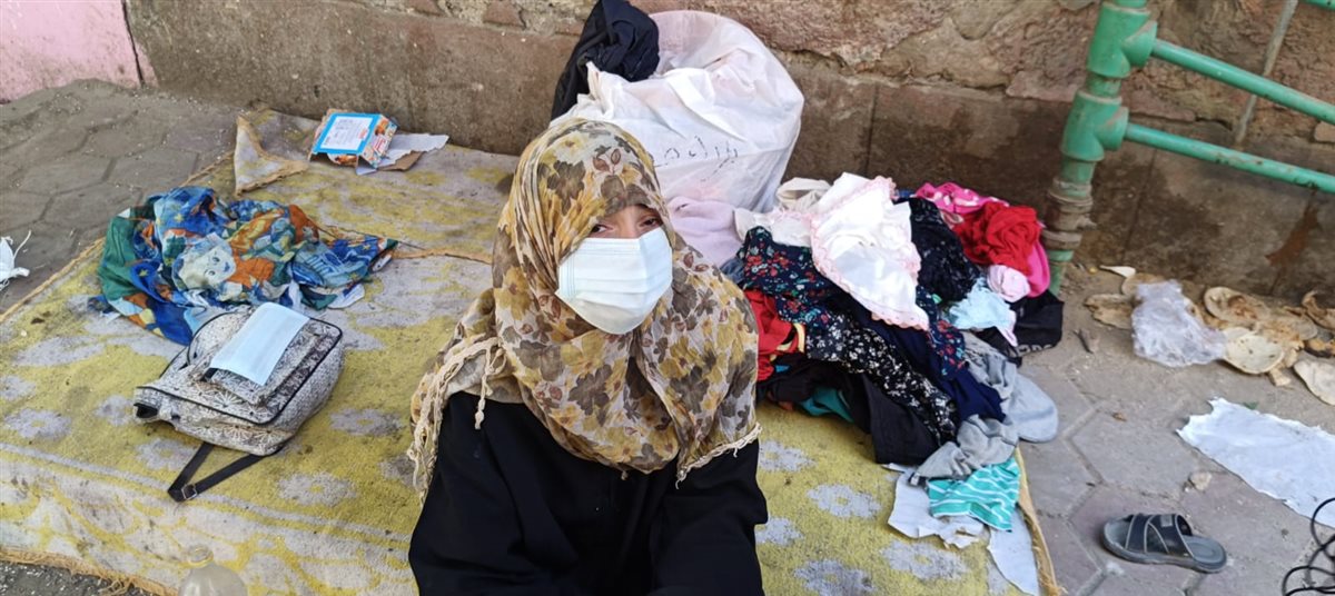 «مش عايزة غير مكان أعيش فيه».. سيدة وصغارها الـ 5 يفترشون الشارع بالفيوم