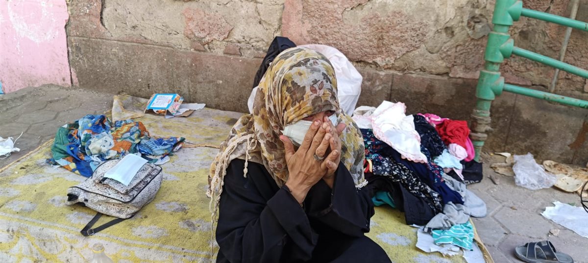 «مش عايزة غير مكان أعيش فيه».. سيدة وصغارها الـ 5 يفترشون الشارع بالفيوم