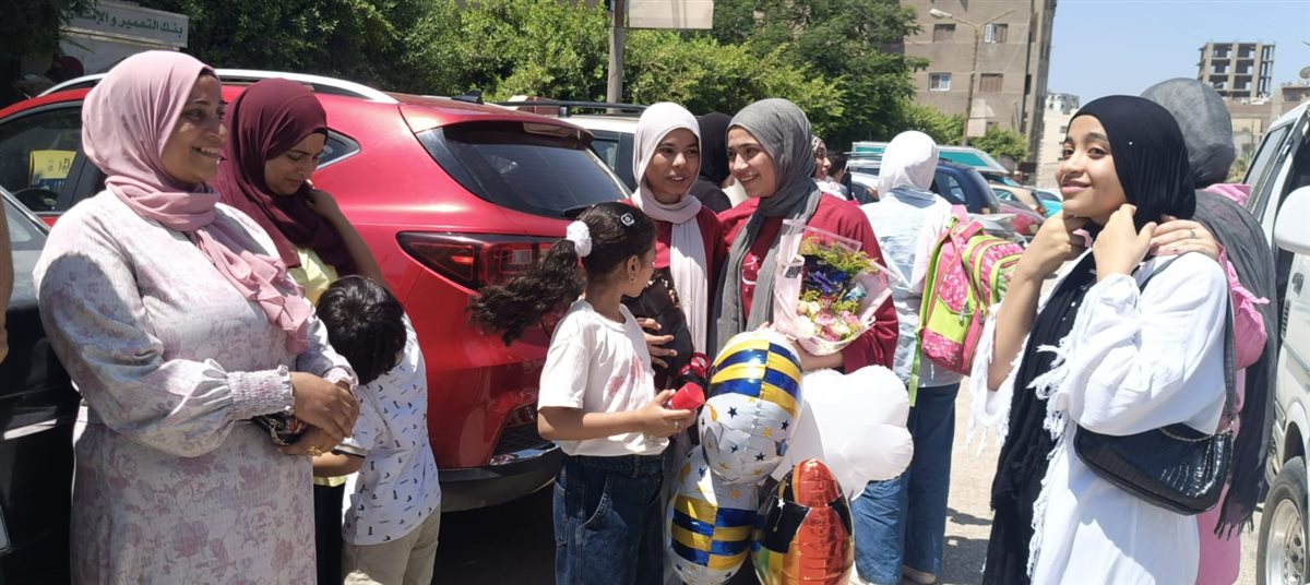 بوكيهات ورد وشيكولاتة.. أمها وأصحابها أنتظروها أمام اللجنة فى الشمس