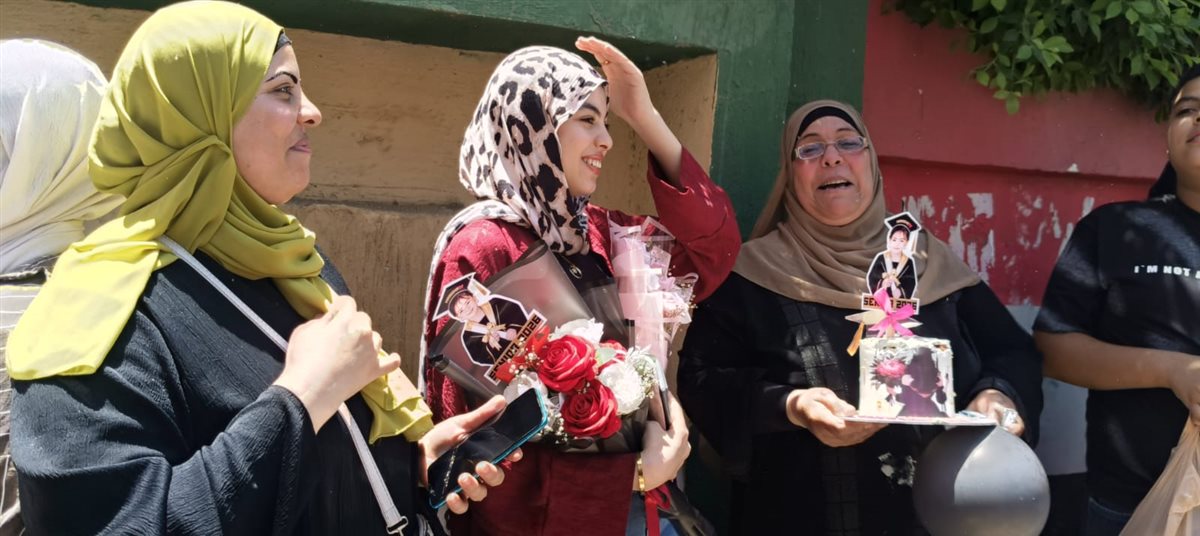 أمها وخالتها فجأوها بتورتاية وورد أمام مدرسة الثانوية بنات بالفيوم