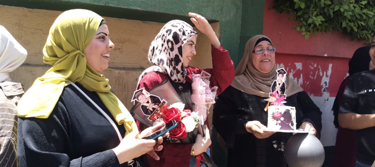 أمها وخالتها فجأوها بتورتاية وورد أمام مدرسة الثانوية بنات بالفيوم