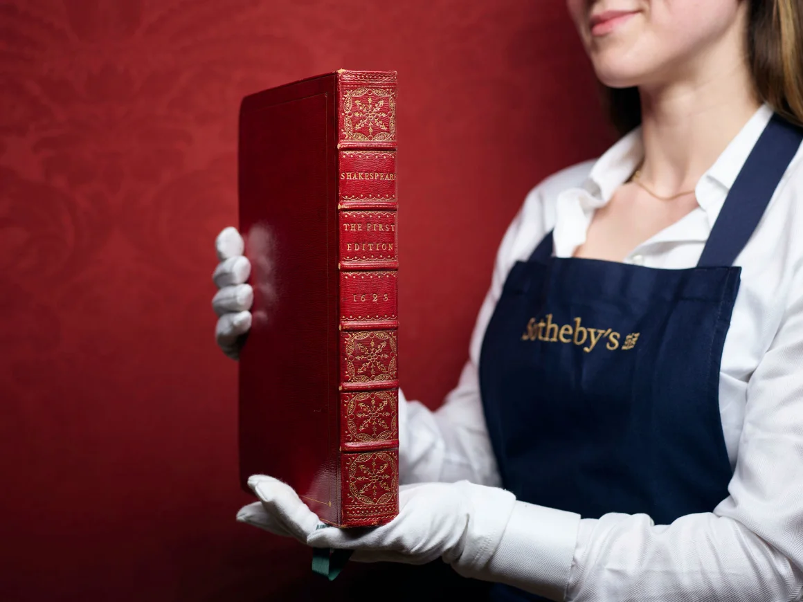 النسخة الأولى من كتاب شكسبير، وهي واحدة من أربع نسخ سيتم عرضها للبيع في دار المزادات الشهر المقبل.