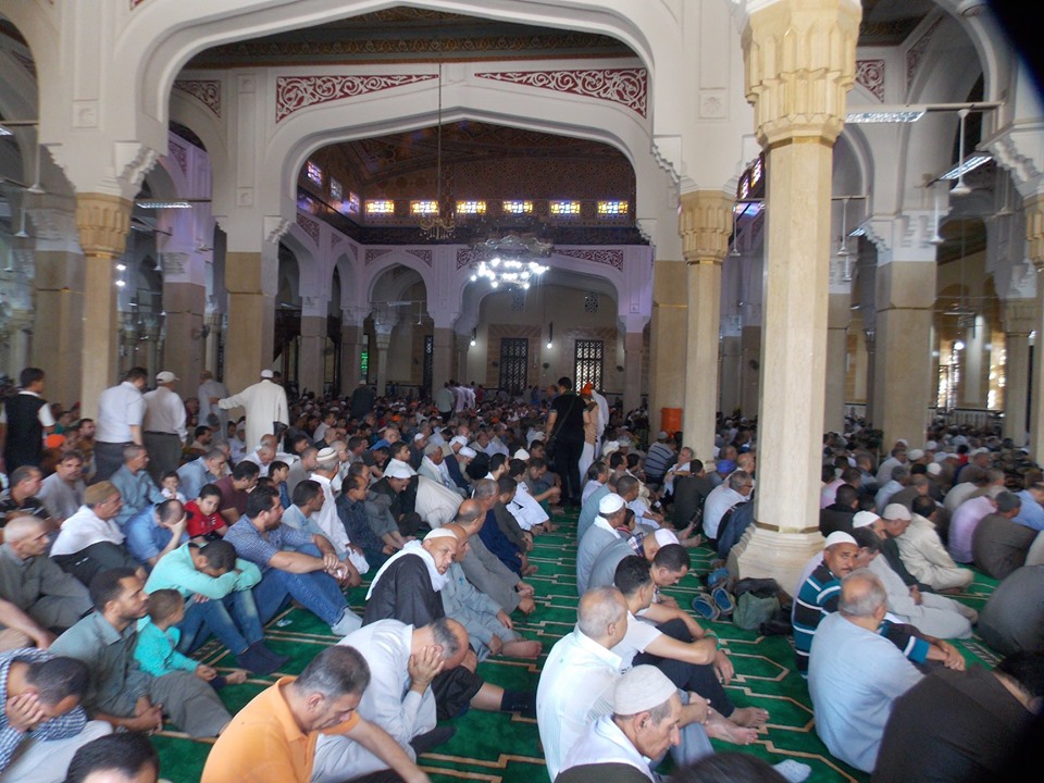 صورة ارشيفية للمصلين والزائرين للمقام الابراهيمى 