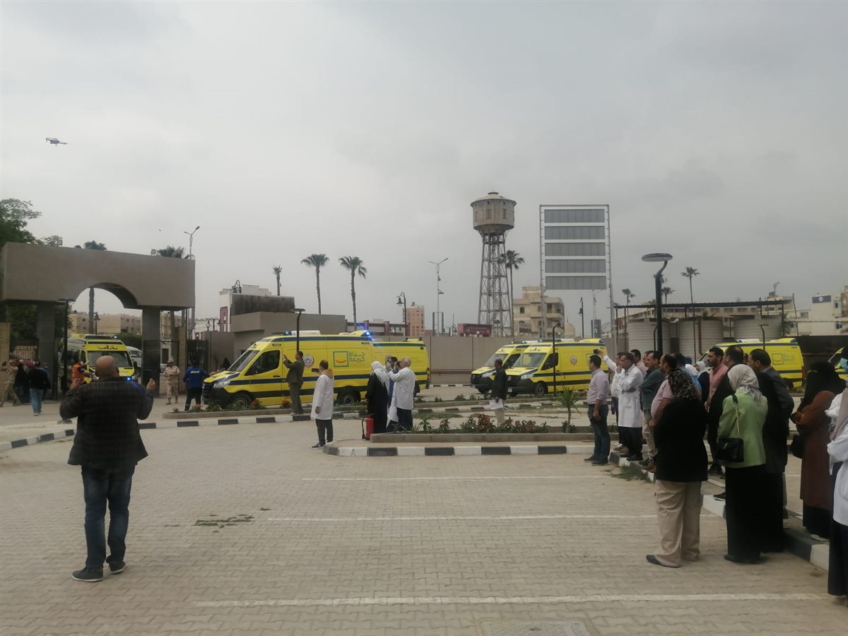 الفرق الطبية تنقل المرضى أثناء تطبيق خطة مواجهة الكوارث 