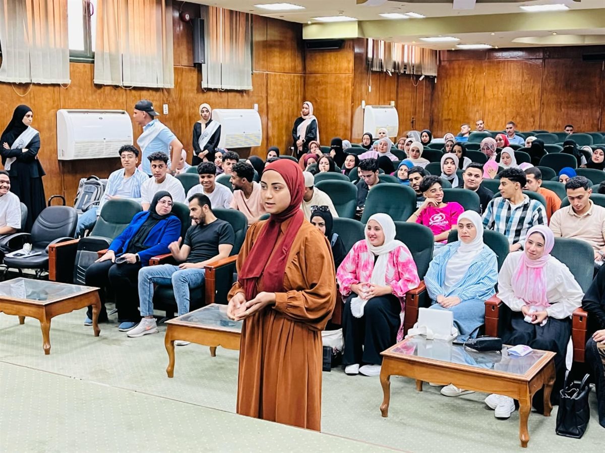 كما شدد على ضرورة البحث عن المعلومة من مصادرها الرسمية لافتا إلى أن هذه الفترة تحتاج إلى ترابط وتلاحم كل مؤسسات المجتمع وفئاته مشيرا إلى أن الدور الكبير للشباب باعتبارهم عنصر كبير فى معادلة الحفاظ على الوطن .