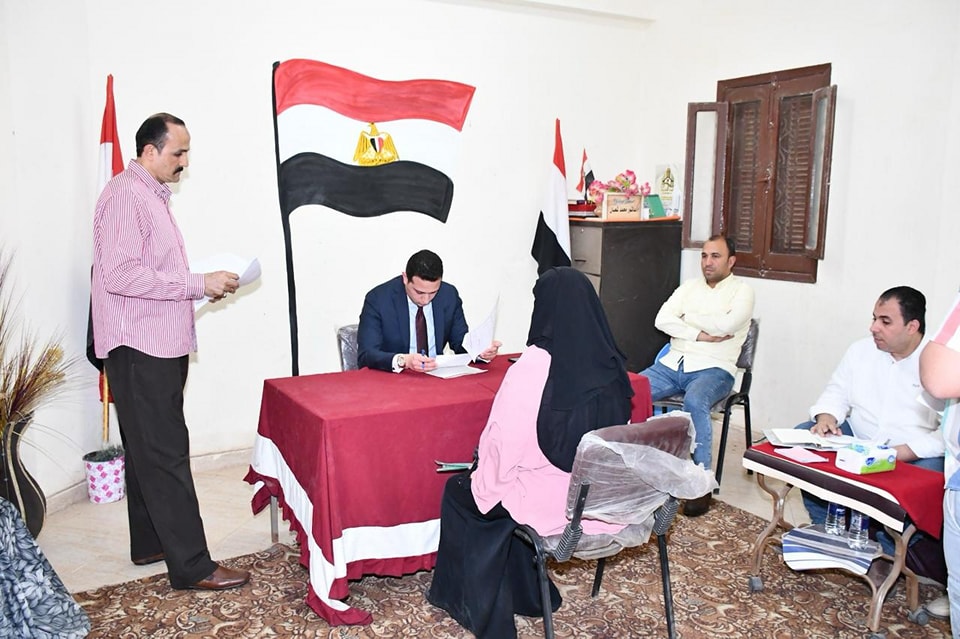 نائب محافظ الفيوم يناقش مشاكل 22 حالة بلقاءً لخدمة المواطنين بقرية النصارية مركز إبشواى