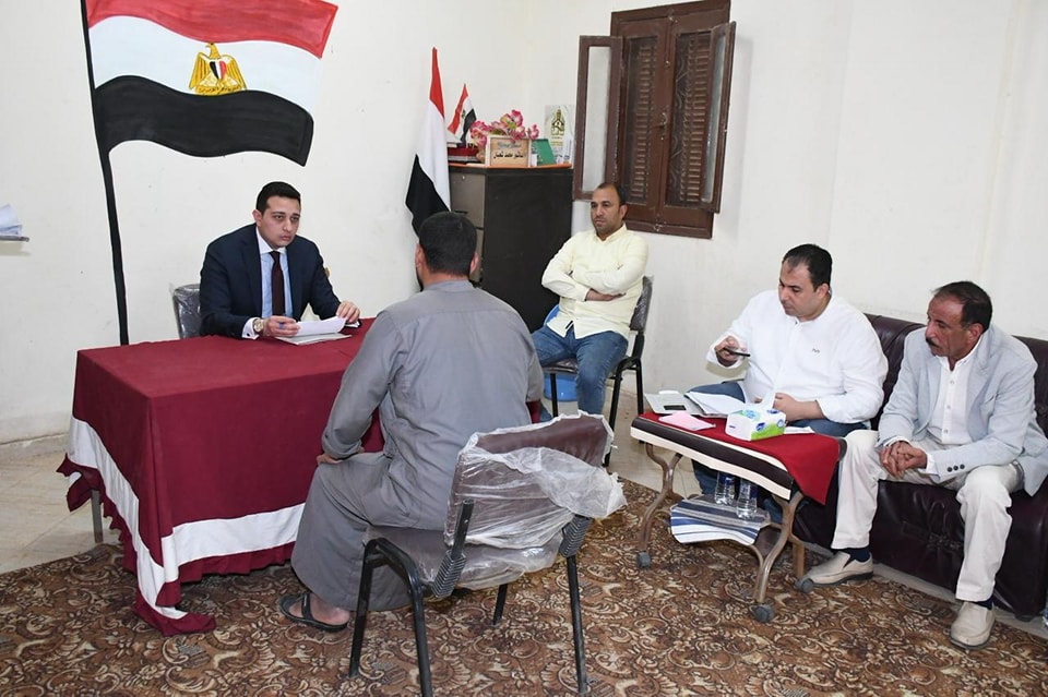 نائب محافظ الفيوم يناقش مشاكل 22 حالة بلقاءً لخدمة المواطنين بقرية النصارية مركز إبشواى