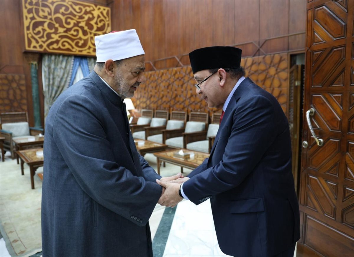 شيخ الأزهر ووزير المالية الإندونيسي الأسبق